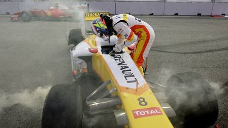 Singapur: Grosjean opoutí havarovaný Renault