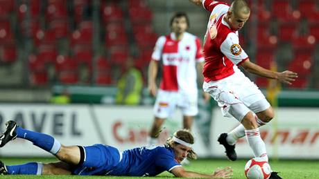 Slavia - Ostrava: Adam Hlouek (vpravo) obchází Alee Neuwirtha