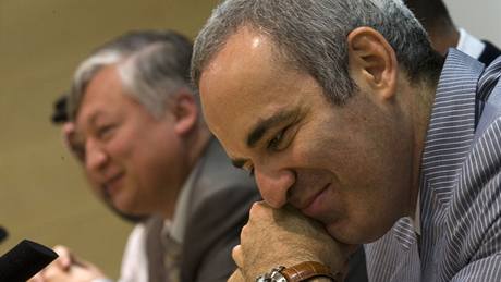 Garri Kasparov (vpravo) a Anatolij Karpov