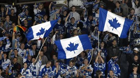 Plzetí fanouci povzbuzují své kanadské opory kanadskými vlajkami ve speciálním zbarvení...