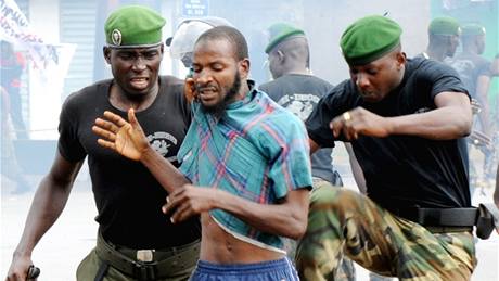 Guinejtí vojáci brutáln zakroili proti opoziním demonstrantm (29. záí 2009)
