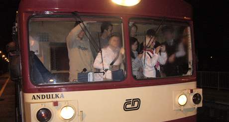 Nacpaný vlak ze Skalice nad Svitavou do Brna - lidé stáli vude, dokonce v kabin u strojvedoucího