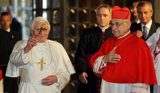 Pape Benedikt XVI. s kardinálem Miroslavem Vlkem (záí 2009)