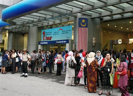 Po zemtesen na Sumate evakuovaly firmy sv zamstnance z vkovch budov v Singapuru ale tak teba v Kuala Lumpuru (na snmku). 30. z 2009