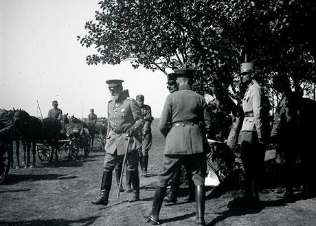 Princ Leopold Bavorsk mezi vojky pi vojensk prohldce u dlostelc.