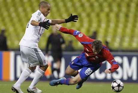 CSKA Moskva - Besiktas: esk tonk moskevskho celku Tom Necid pad po souboji se Serdarem zkanem.