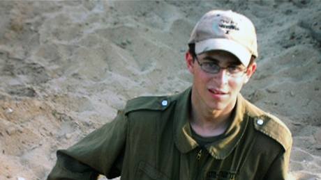 Unesený izraelský voják Gilad alit na starím snímku z archivu rodiny