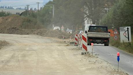 idii jedoucí z Rájce-Jestebí do Brna musí jet oklikou pes Lipvku, ebrov, Blansko a Rájeko