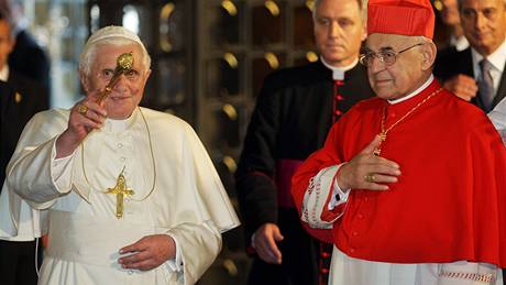 Pape Benedikt XVI. s kardinálem Miloslavem Vlkem v katedrále sv. Víta (26. záí 2009)