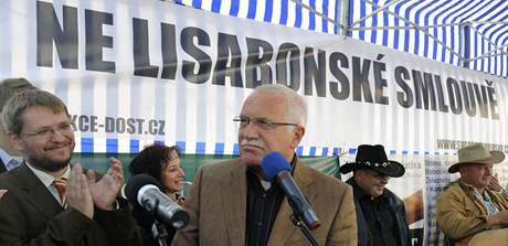 Václav Klaus pijal na Praském hrad petici proti Lisabonské smlouv. (3. íjna 2009)