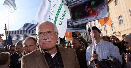 Prezident Václav Klaus se rád setkává s odprci Lisabonské smlouvy. Prolisabontí evroptí politici mu nkdy vyítají, e na n si as neudlá. Podle The Sunday Times se mu napíklad nemohli nedávno dovolat do Albánie.
