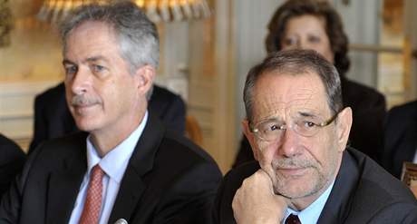 Pedstavitel EU pro zahranin politiku Javier Solana (vpravo) a nmstek americk ministryn zahrani William Burns na jadernch jednnch v enev (1. jna 2009)