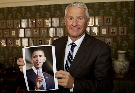 Pedseda Norskho Nobelova vboru Thorbjrn Jagland s fotografi americkho prezidenta Baracka Obamy (9. jna 2009)