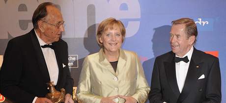 Bývalý eský prezident Václav Havel pevzal z rukou nmeckého exministra zahranií Genschera mediální cenu Zlatá slepice. Pedání se zúastnila i nmecká kancléka Angela Merkelová. (30. 9. 2009)