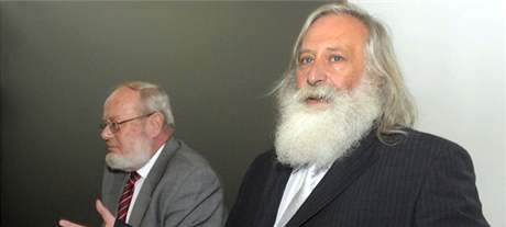 Prodkani Fakulty právnické ZU v Plzni Ivan Tomai (vlevo) a Milan Kindl (vpravo) spojení s plagiátorskou kauzou odstoupili na mimoádném zasedání akademického senátu ze svých funkcí. (29. 9. 2009)