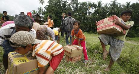 Tisce Sumatan pily pi zemtesen o vechno a potebuj humanitrn pomoc (4. jna 2009)