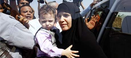 Jedna z proputnch Palestinek se svm synem. (2. jna 2009)