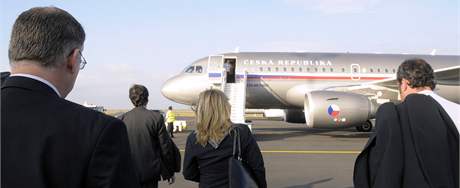 Premiér Jan Fischer (vpedu) na letiti v Ruzyni, odkud 7. íjna kvli problémm s letadlem neodletl do Bruselu na schzku s José Barrosem.