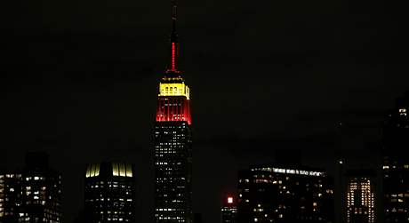 Kvli oslavm 60. vro vzniku nsk lidov republiky se newyorsk mrakodrap Empire State Building zbarvil do ruda (1. jna 2009)