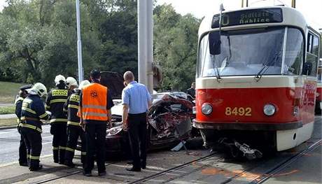 Nehoda tramvaje a auta v Praze na Plzeské ulici.