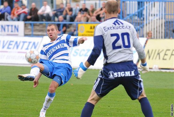 Znojemtí fotbalisté budou v pítí sezón nastupovat ve druhé lize. Ilustraní foto je ze zápasu s Olomoucí.