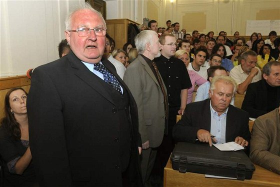 Rektor Západoeské univerzity Josef Pra (vlevo)