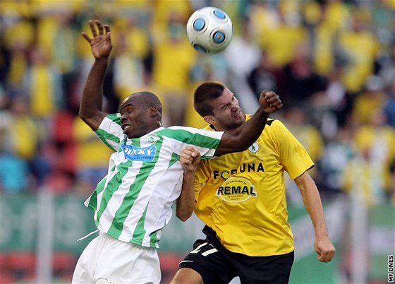 Bohemians/Stíkov - Bohemians 1905: Stanley Ibe (vlevo) a Martin Cseh