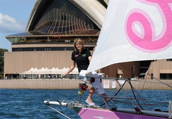 JET KOUSEK. Australská námonice Jessica Watsonová se po plroní plavb blíí dom.
