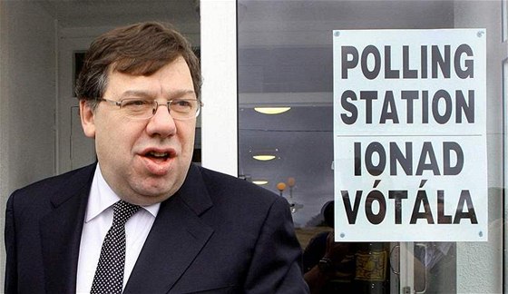 Irský premiér Brian Cowen (na snímku) odmítá ustoupit nátlaku opoziních stran.