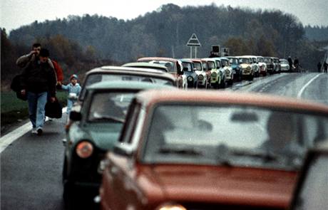 U je nikdo nezastav. Uprchlci z NDR ped hraninm pechodem do Spolkov republiky Nmecko Cheb - Pomez, 7. listopadu 1989