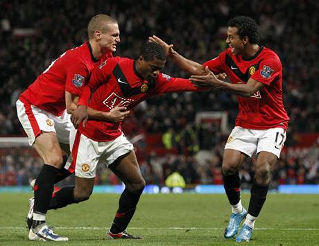 Manchester United: Patrice Evra (uprosted), Nani (vpravo) a Nemanja Vidi