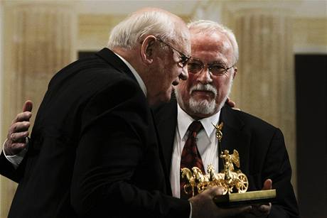 Michail Gobraov pebr cenu Quadriga od poslednho vchodonmeckho premira Lothara de Maiziereho. (3. jna 2009)