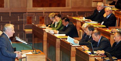 Ministr Eduard Janota v Sentu pedtm, ne horn komora hlasovala o jeho spornm balku (5. jna 2009)