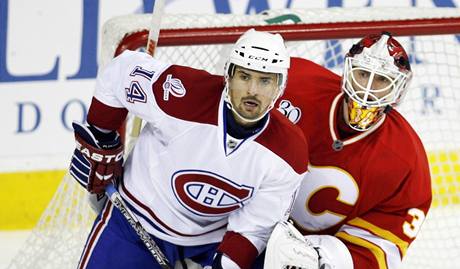 Calgary - Montreal: hostujc tonk Tom Plekanec ped calgarskm glmanem Miikkou Kiprusoffem. 