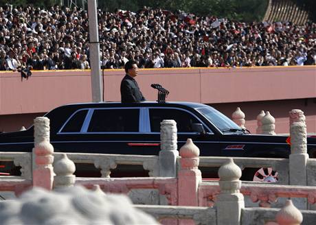 Prezident Chu in-tchao pijel na nmst Nebeskho klidu ve speciln limuzn (1. jna 2009)