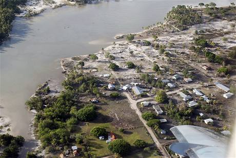 Mohutn vlna tsunami zpustoila pobe souostrov Samoa, zchrani stle ptraj po obtech (1. jna 2009)