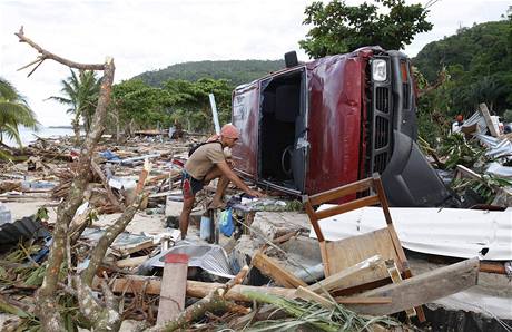 Mohutn vlna tsunami zpustoila pobe souostrov Samoa, zchrani stle ptraj po obtech (1. jna 2009)