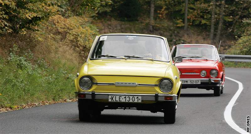 V Kruných horách se fotil kalendá s motivy kody 110R Coupé. Serpentiny nad Mikulovem jsou podle jeho autor (napíklad na snímku leícího fotografa Petra Berounského) ideálním prostedím pro focení aut pi jízd.