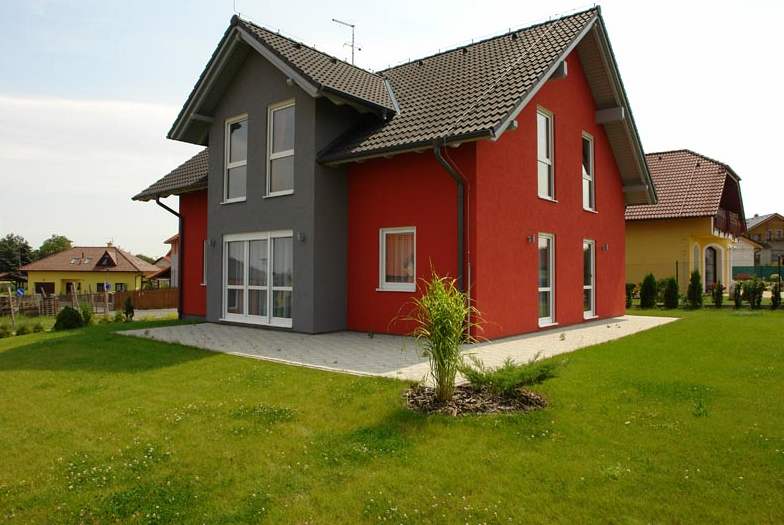 Charakteristickým znakem domu je barevn odliený dvoupodlaní arký se sedlovou stechou 
