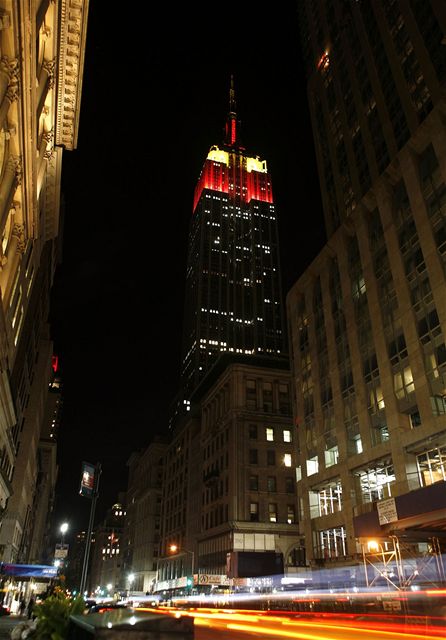 Kvli oslavm 60. vro vzniku nsk lidov republiky se newyorsk mrakodrap Empire State Building zbarvil do ruda (1. jna 2009)