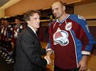 Joe Sakic a David Ko: Vetern si ped zpasem piel potst rukou se vemi hri Colorada