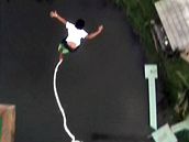 Rishi Baveja se vysmekl pi bungee jumpingu z lana