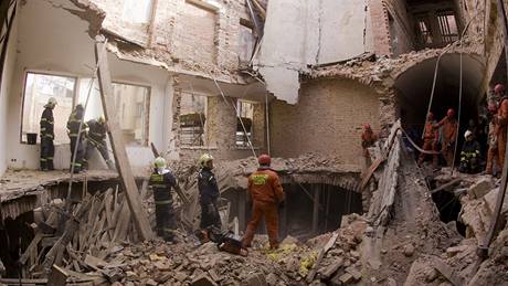 Hasii zasahují v dom v Soukenické ulici, kde se propadly stropy. (3. íjna 2009)