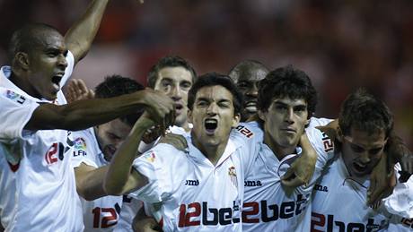 Fotbalisté Sevilly se radují z gólu v síti Realu Madrid