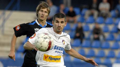Kladno Plzeň, hostující Jan Rezek (v bílém) Kladno Plzeň, hostující Jan Rezek (v bílém)