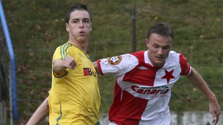 Momentka z utkání Karlovy Vary - Slavia. Domácí Zbynk Vondráek (vlevo) se poutí do souboje s Ristem Naumovem.