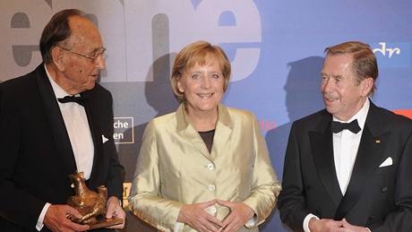 Bývalý eský prezident Václav Havel pevzal z rukou nmeckého exministra zahranií Genschera mediální cenu Zlatá slepice. Pedání se zúastnila i nmecká kancléka Angela Merkelová. (30. 9. 2009)