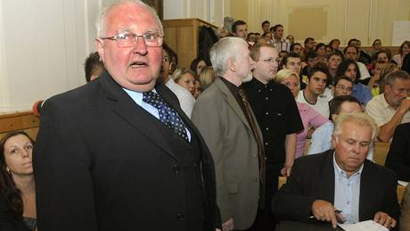 Rektor Západočeské univerzity Josef Průša (vlevo) přichází na mimořádné zasedání akademického senátu. (29.10.2009) Rektor Západočeské univerzity Josef Průša (vlevo) přichází na mimořádné zasedání akademického senátu. (29.10.2009)
