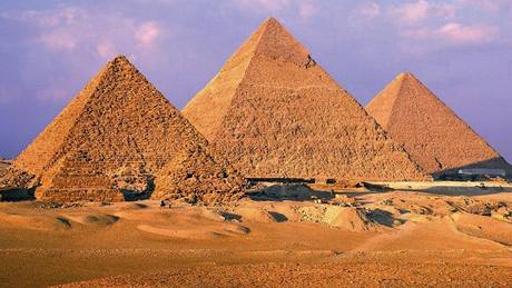Egyptské pyramidy jsou i po nkolika tisíciletích naprosto úchvatné. 
