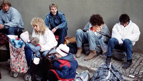 Nezbývá ne trplivost. Uprchlíci z NDR ped západonmeckým velvyslanectvím na povolení ke vstupu na jeho území; Praha 4. íjna 1989